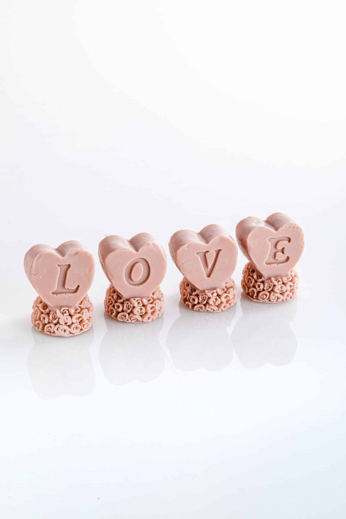 סבוני LOVE אותיות על זר פרחים
