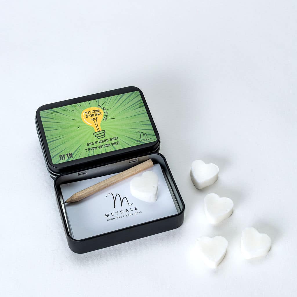 Memo pad box with soap hearts to scent the pages and a pencil - a brilliant idea