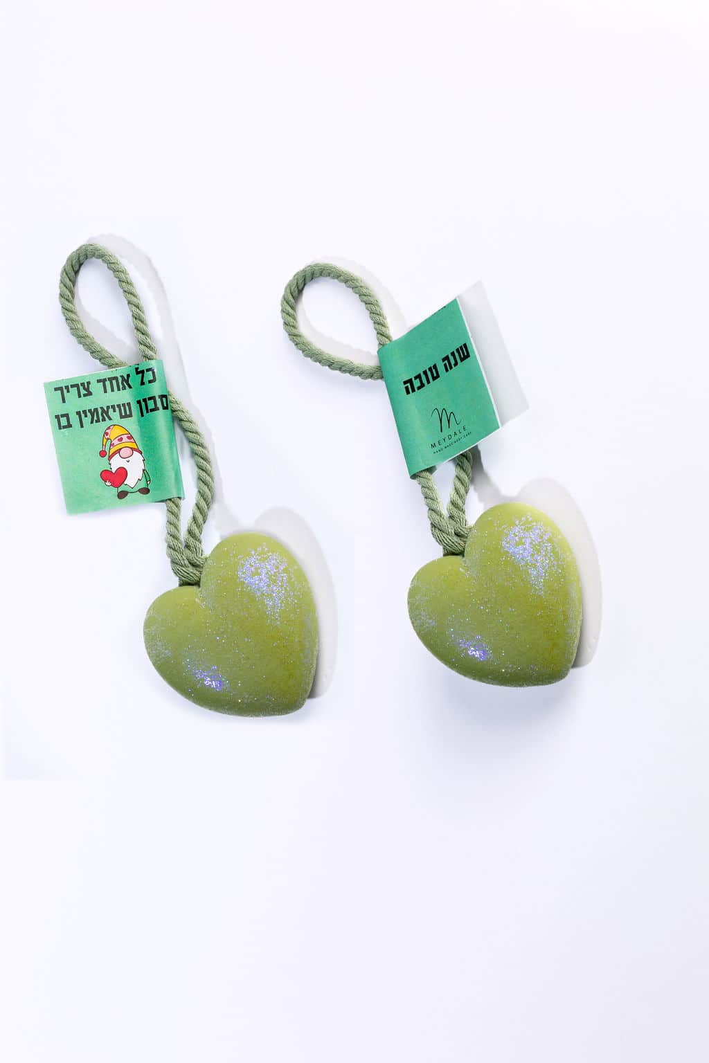 סבון לב עם נצנצנים עם חבל בצבע תואם בתוספת ברכה לראש השנה - ירוק אבן