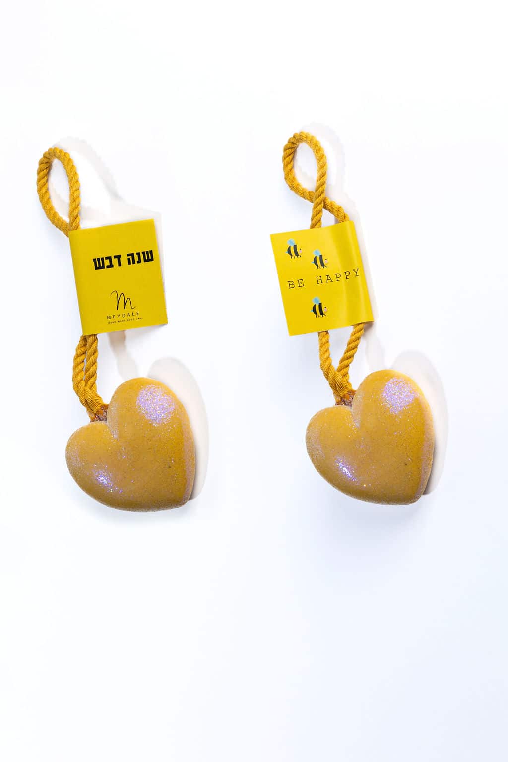 סבון לב עם נצנצנים עם חבל בצבע תואם בתוספת ברכה לראש השנה - צהוב